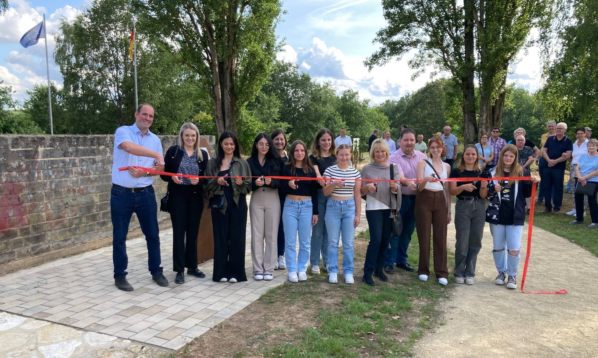 Offizielle Einweihung des neu gestalteten Warndt-Ehrenmals in Ludweiler mit dem Schülerteam der Graf-Ludwig-Gemeinschaftsschule, den städtischen Mitarbeitern und Oberbürgermeisterin Christiane Blatt (5.v.r.).